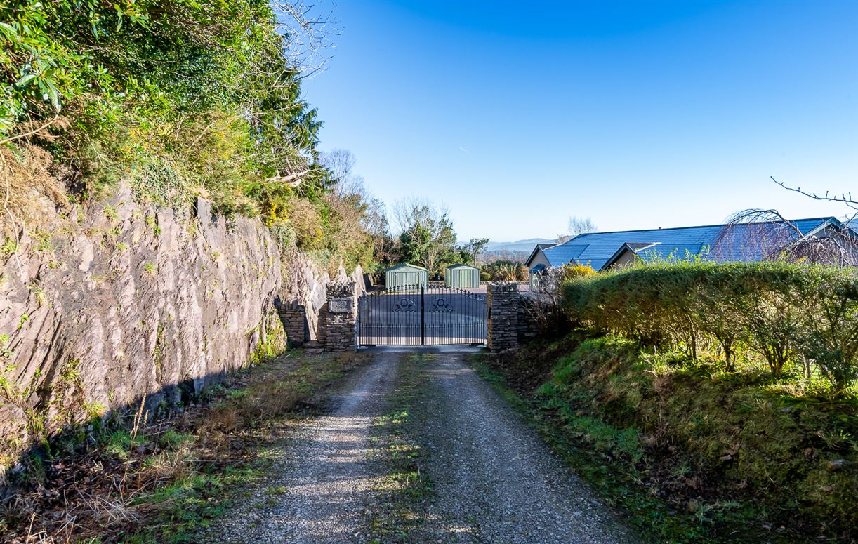Iona House, Cappanacush East, Templenoe, Kenmare, Co. Kerry Iona House, Cappanacush East, Templenoe, Kenmare, Co. Kerry