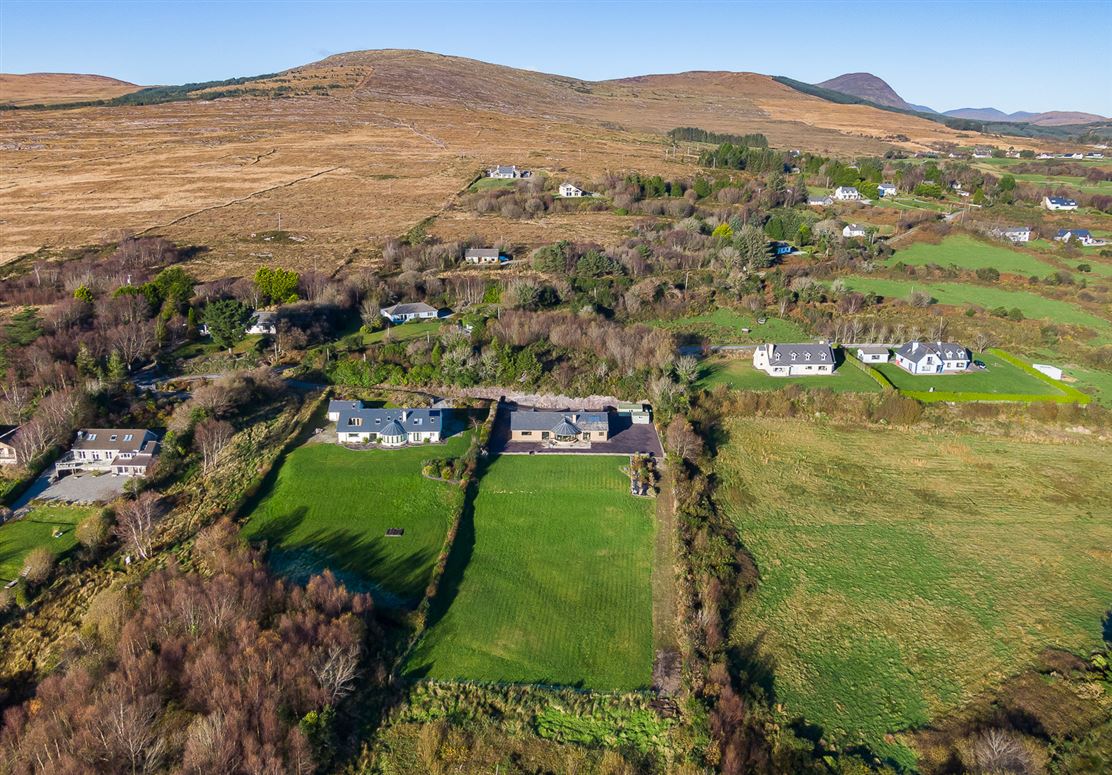 Iona House, Cappanacush East, Templenoe, Kenmare, Co. Kerry Iona House, Cappanacush East, Templenoe, Kenmare, Co. Kerry