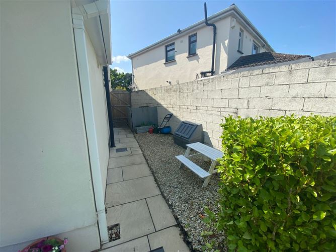 https://photos-a.propertyimages.ie/media/4/7/0/4938074/9438df29-65ac-460d-8dc1-08c5108751be_l.jpg