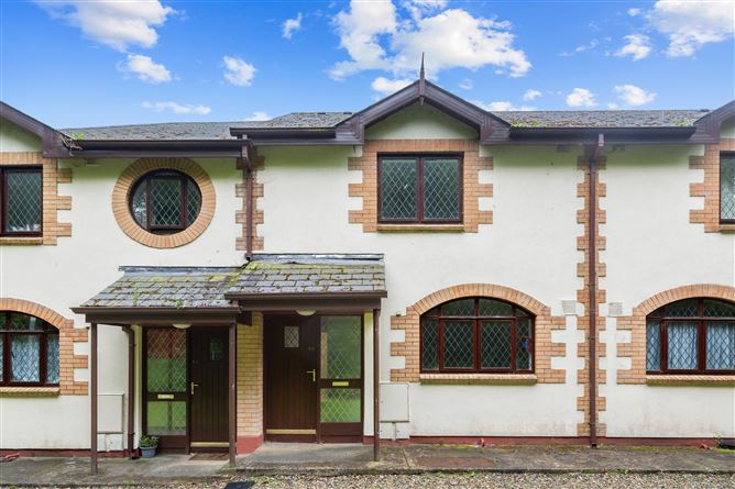20 The Coach Houses, Forest Park