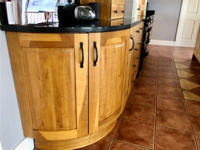 https://photos-a.propertyimages.ie/media/4/7/3/4956374/138ae63a-5777-412f-ae5e-4a7bffc21d14_l.jpeg