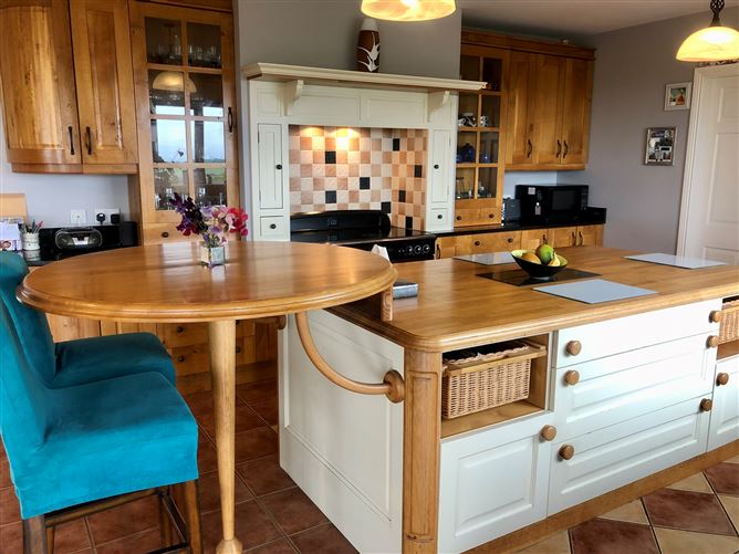 https://photos-a.propertyimages.ie/media/4/7/3/4956374/138ae63a-5777-412f-ae5e-4a7bffc21d14_l.jpeg