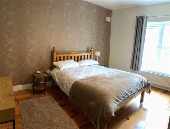 https://photos-a.propertyimages.ie/media/4/7/3/4956374/138ae63a-5777-412f-ae5e-4a7bffc21d14_l.jpeg