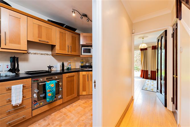 https://photos-a.propertyimages.ie/media/4/7/6/5016674/90733722-5745-4f48-b896-4a450814285f_l.jpg