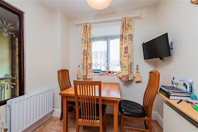 https://photos-a.propertyimages.ie/media/4/7/6/5016674/90733722-5745-4f48-b896-4a450814285f_l.jpg