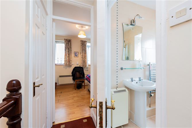 https://photos-a.propertyimages.ie/media/4/7/6/5016674/90733722-5745-4f48-b896-4a450814285f_l.jpg