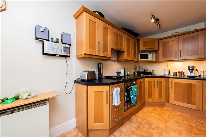 https://photos-a.propertyimages.ie/media/4/7/6/5016674/90733722-5745-4f48-b896-4a450814285f_l.jpg