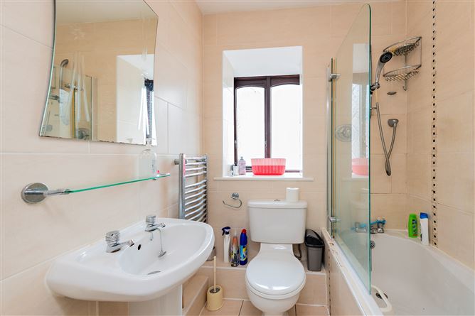 https://photos-a.propertyimages.ie/media/4/7/6/5016674/90733722-5745-4f48-b896-4a450814285f_l.jpg