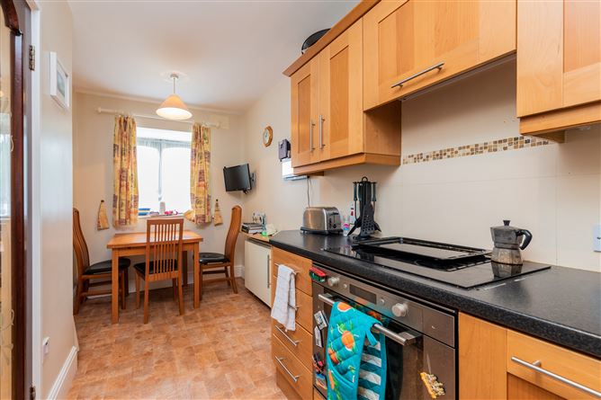 https://photos-a.propertyimages.ie/media/4/7/6/5016674/90733722-5745-4f48-b896-4a450814285f_l.jpg