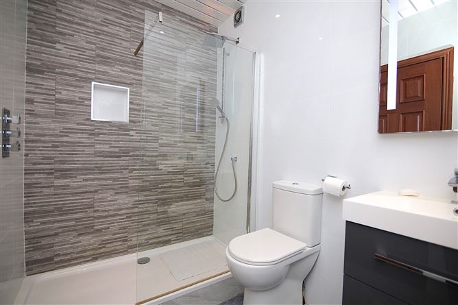 https://photos-a.propertyimages.ie/media/4/8/0/4931084/5631cf51-5c9f-46c6-b1f2-23d136229e85_l.jpg