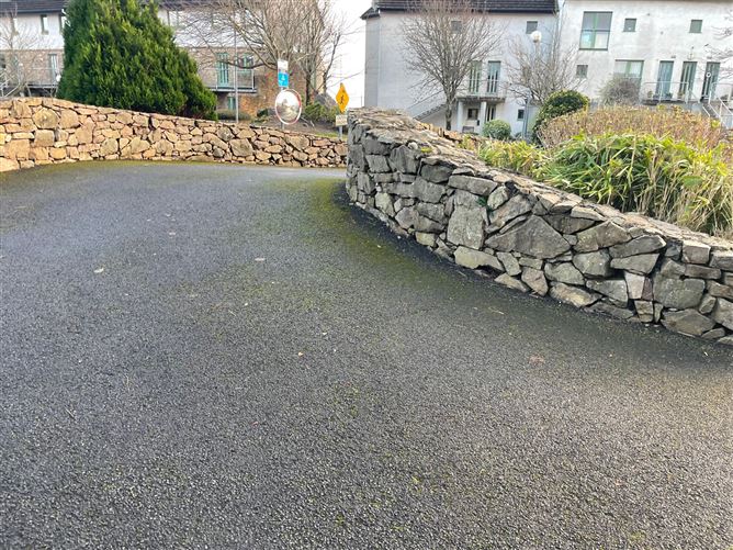 7 Rian Oisin, Salthill, Galway