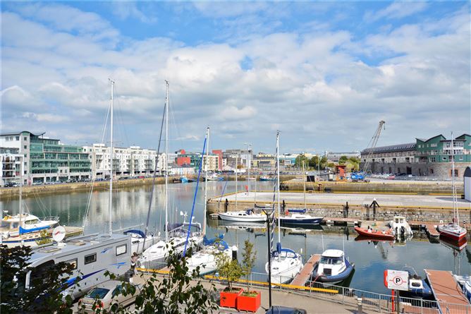 62 Ce na Mara, The Docks, Galway City Centre