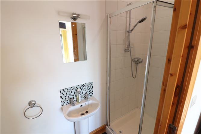 Apt 17 Crescent Court, St Nessan's Rd , Dooradoyle, Limerick