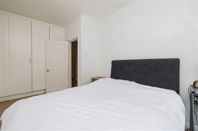 215 The Waterside, Charlotte Quay , Grand Canal Dk, Dublin 4