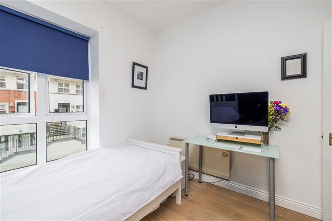 215 The Waterside, Charlotte Quay , Grand Canal Dk, Dublin 4