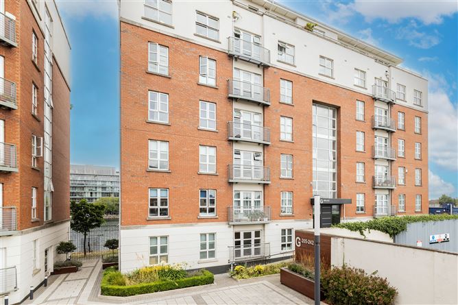 215 The Waterside, Charlotte Quay , Grand Canal Dk, Dublin 4