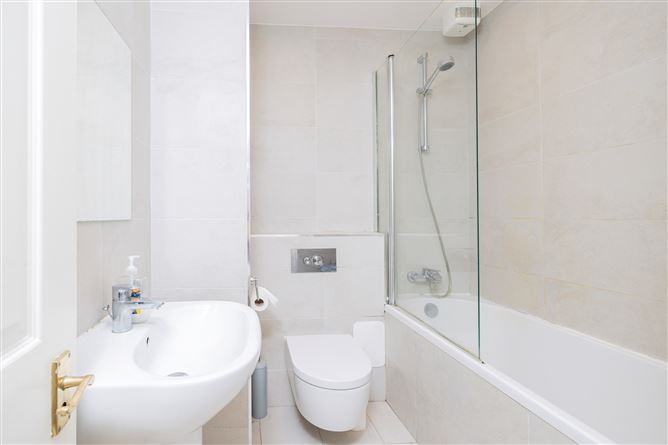 215 The Waterside, Charlotte Quay , Grand Canal Dk, Dublin 4