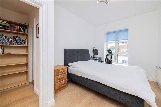 215 The Waterside, Charlotte Quay , Grand Canal Dk, Dublin 4