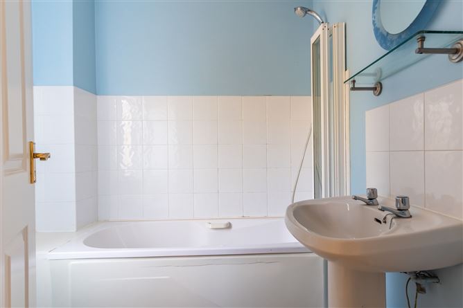 5 Curragh Hall Court, Tyrrelstown, Dublin 15