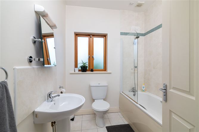 12 Harbour View, Tarmonbarry, Co. Roscommon