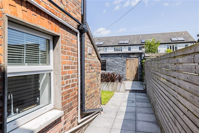 https://photos-a.propertyimages.ie/media/4/9/7/4935794/97ab5953-f6b4-4e67-81c3-c752a214d253_l.jpg