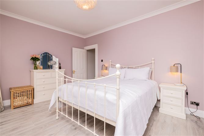 https://photos-a.propertyimages.ie/media/4/9/7/4935794/97ab5953-f6b4-4e67-81c3-c752a214d253_l.jpg