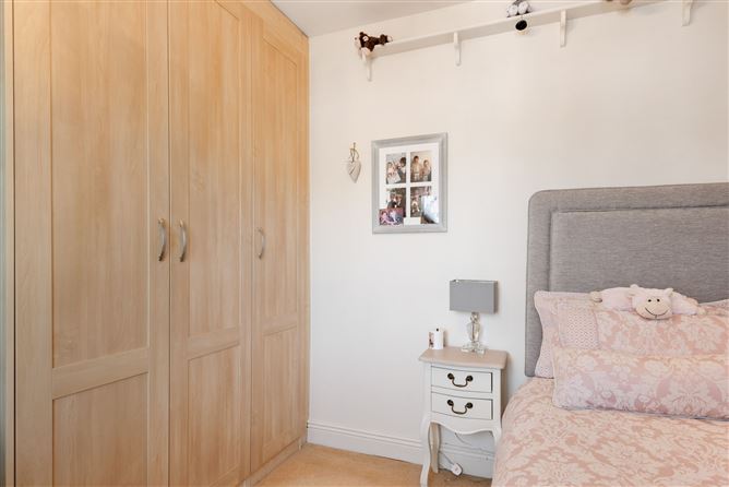 https://photos-a.propertyimages.ie/media/4/9/9/4925994/49ccecb5-780e-4671-8c3e-a1a549a386ec_l.jpg