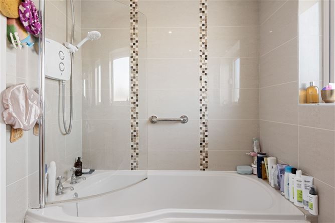 https://photos-a.propertyimages.ie/media/4/9/9/4925994/49ccecb5-780e-4671-8c3e-a1a549a386ec_l.jpg