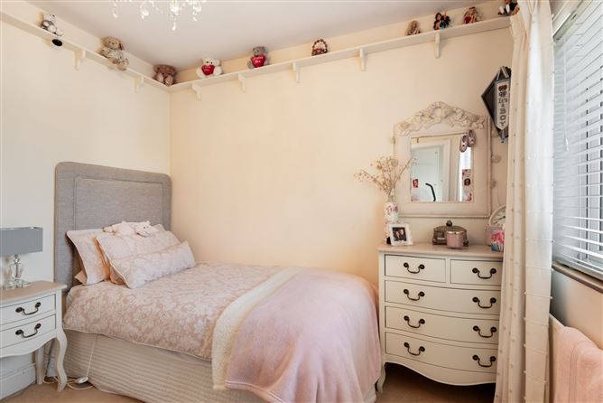 https://photos-a.propertyimages.ie/media/4/9/9/4925994/49ccecb5-780e-4671-8c3e-a1a549a386ec_l.jpg