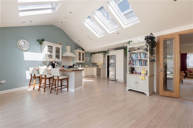 https://photos-a.propertyimages.ie/media/4/9/9/4925994/49ccecb5-780e-4671-8c3e-a1a549a386ec_l.jpg