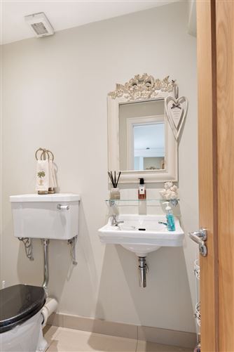 https://photos-a.propertyimages.ie/media/4/9/9/4925994/49ccecb5-780e-4671-8c3e-a1a549a386ec_l.jpg