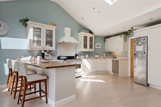 https://photos-a.propertyimages.ie/media/4/9/9/4925994/49ccecb5-780e-4671-8c3e-a1a549a386ec_l.jpg