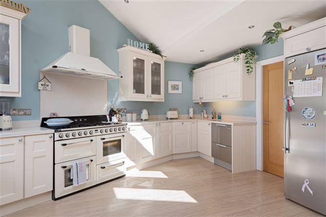https://photos-a.propertyimages.ie/media/4/9/9/4925994/49ccecb5-780e-4671-8c3e-a1a549a386ec_l.jpg