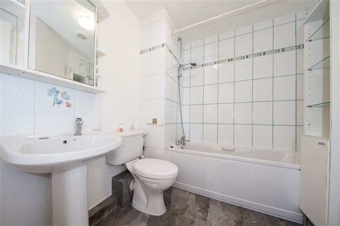 https://photos-a.propertyimages.ie/media/4/9/9/5008994/695d2e79-0d67-4387-bee8-0ba64e953364_l.jpg