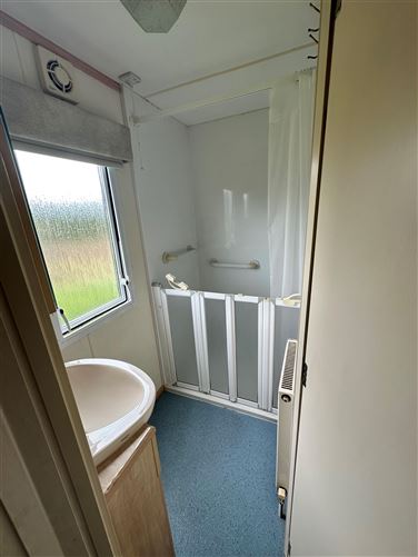 https://photos-a.propertyimages.ie/media/5/0/1/5004105/76182309-1e85-4146-800e-625e06c2ca41_l.jpg