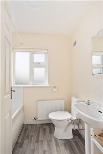 https://photos-a.propertyimages.ie/media/5/2/0/5017025/c99cc8fc-0e0f-45a3-8155-4579705ba509_l.jpg