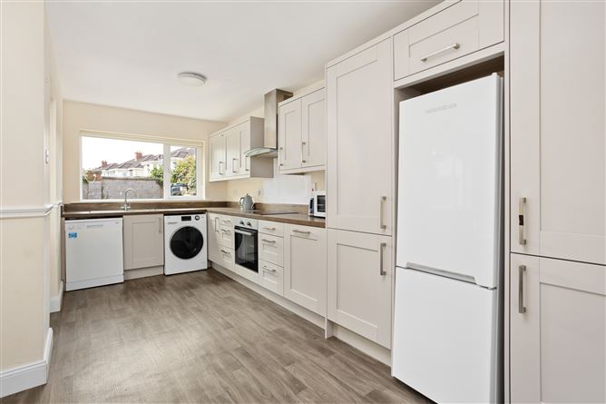 https://photos-a.propertyimages.ie/media/5/2/0/5017025/c99cc8fc-0e0f-45a3-8155-4579705ba509_l.jpg
