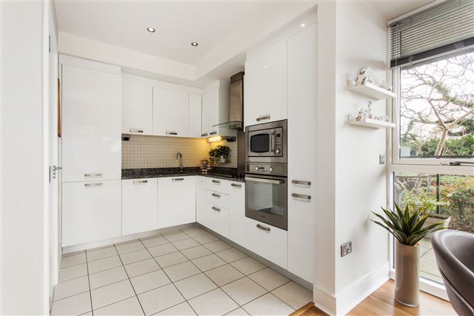 27 Weavers Hall, The Gallops, Leopardstown,   Dublin 18