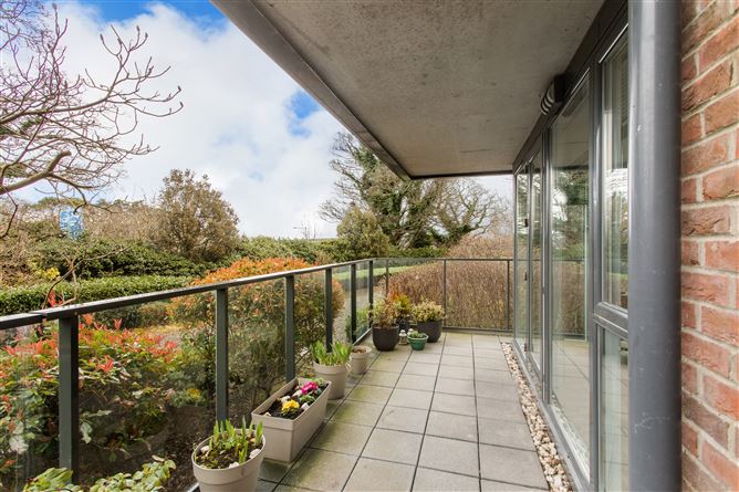27 Weavers Hall, The Gallops, Leopardstown,   Dublin 18