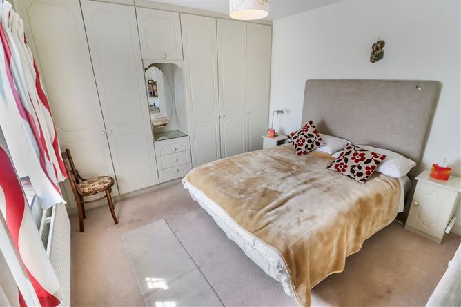 https://photos-a.propertyimages.ie/media/5/2/1/4955125/5113e809-1e62-4a99-af9c-bd49e7cab79d_l.jpg