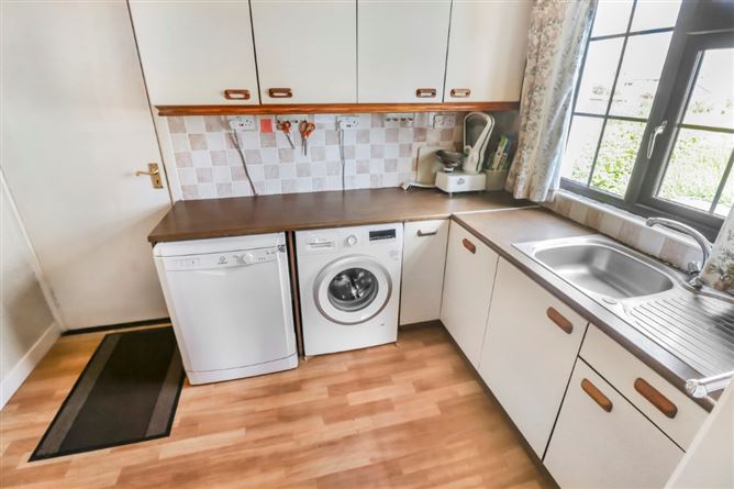 https://photos-a.propertyimages.ie/media/5/2/1/4955125/5113e809-1e62-4a99-af9c-bd49e7cab79d_l.jpg