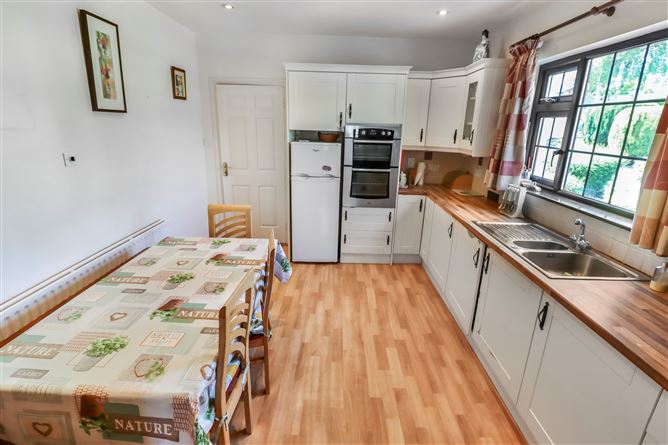 https://photos-a.propertyimages.ie/media/5/2/1/4955125/5113e809-1e62-4a99-af9c-bd49e7cab79d_l.jpg