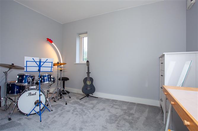 Photo 25 of 37 — 1 Shackelton Drive, Lucan, Co. Dublin , Dublin County, Dublin