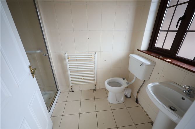 Photo 8 of 11 — 20 Castlecourt, Church Road, Carrigaline, Cork