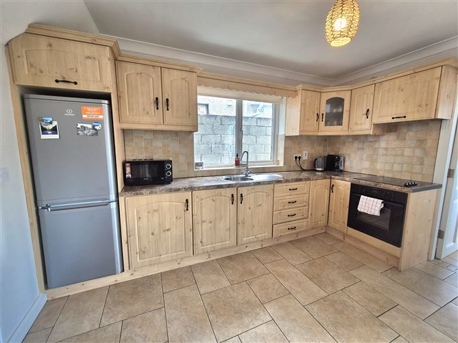 https://photos-a.propertyimages.ie/media/5/3/3/4931335/e3e6e5c6-3324-438c-86a1-e014dbbdf57c_l.jpg