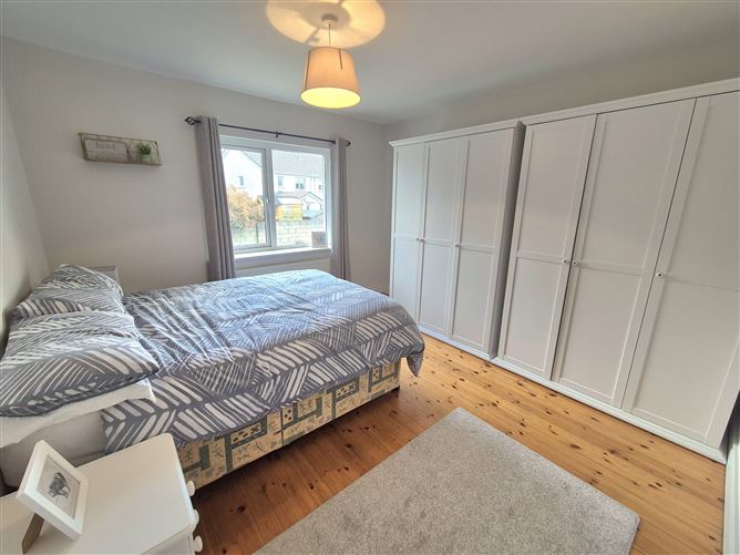 https://photos-a.propertyimages.ie/media/5/3/3/4931335/e3e6e5c6-3324-438c-86a1-e014dbbdf57c_l.jpg