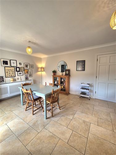 https://photos-a.propertyimages.ie/media/5/3/3/4931335/e3e6e5c6-3324-438c-86a1-e014dbbdf57c_l.jpg