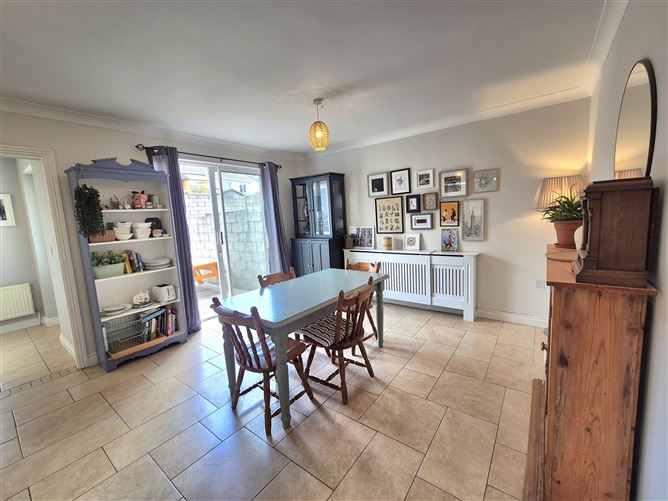 https://photos-a.propertyimages.ie/media/5/3/3/4931335/e3e6e5c6-3324-438c-86a1-e014dbbdf57c_l.jpg