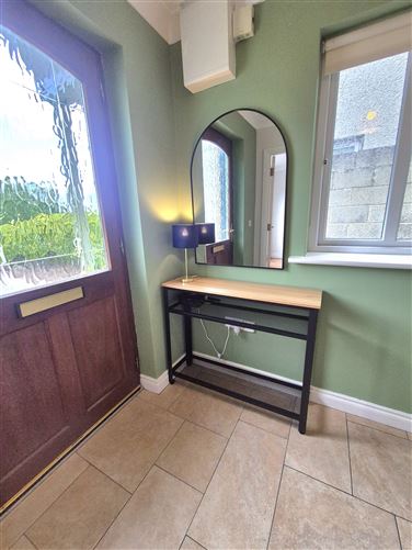 https://photos-a.propertyimages.ie/media/5/3/3/4931335/e3e6e5c6-3324-438c-86a1-e014dbbdf57c_l.jpg