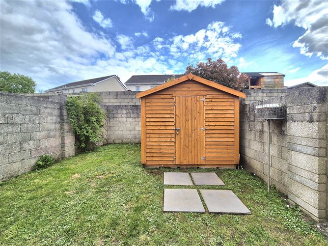 https://photos-a.propertyimages.ie/media/5/3/3/4931335/e3e6e5c6-3324-438c-86a1-e014dbbdf57c_l.jpg